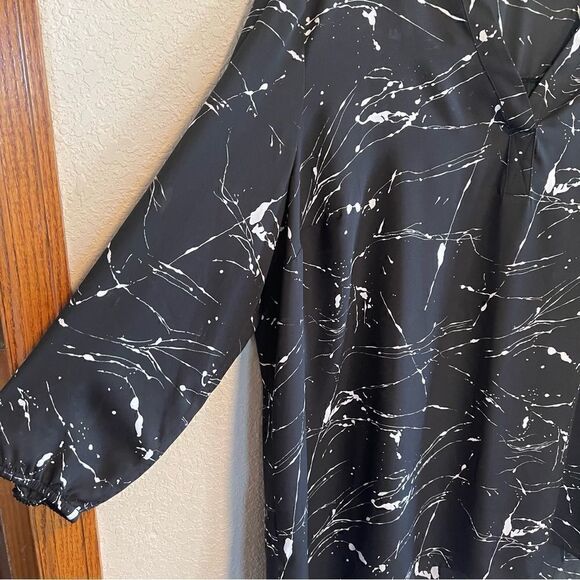 Boutique- Plus Size Black and White Marble Vein Paint Splatter Look Blouse, 2X - Picture 6 of 10